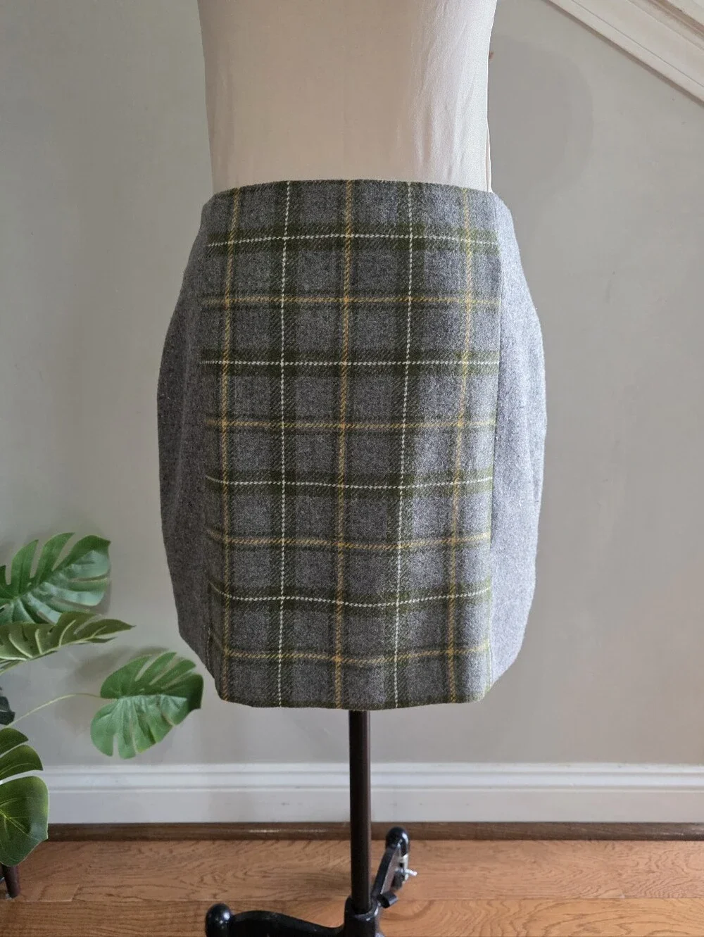 Banana Republic Mini Skirt Gray Plaid Wool Blend Size 4